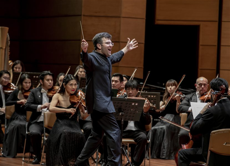 Впервые азербайджанец управлял Королевским оркестром Таиланда – ФОТО
