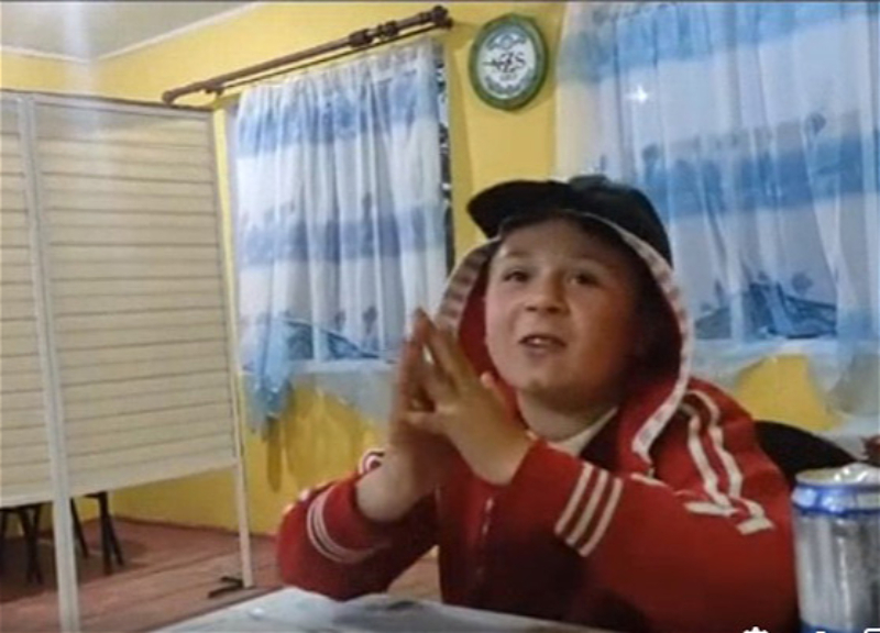 О 10-летнем Эльвине, который продает воду, чтобы поставить надгробие на могиле отца – ФОТО – ВИДЕО