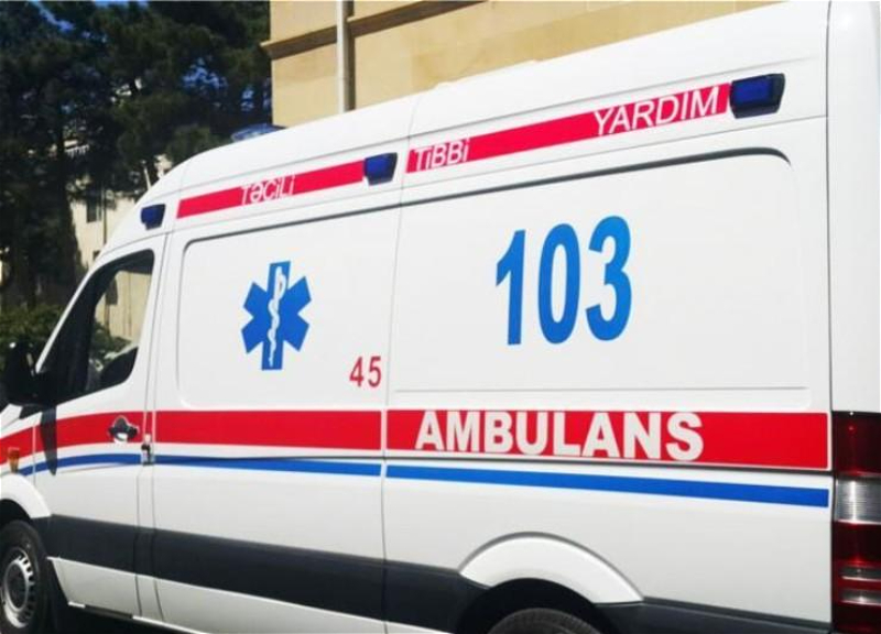 В Баку машина скорой помощи совершила наезд на пешехода