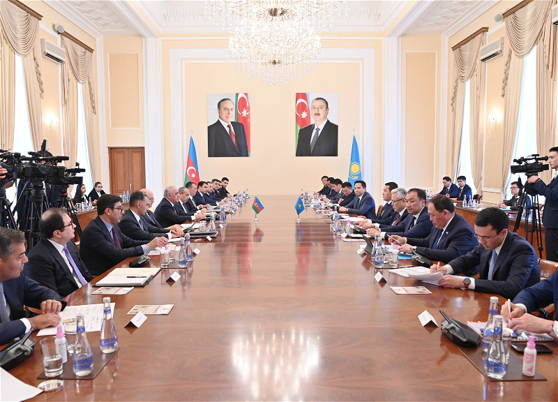 Премьер-министр Али Асадов встретился с казахстанским коллегой Алиханом Смаиловым - ФОТО