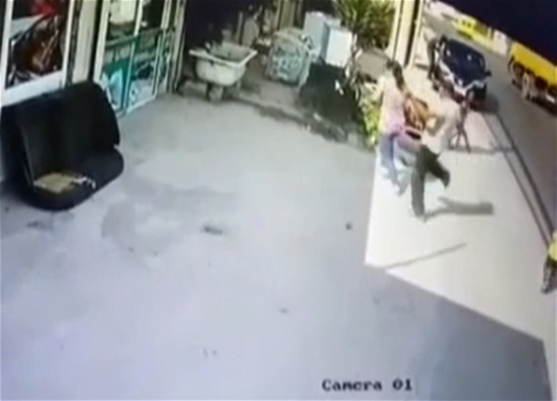 В Баку женщина с ребенком, убегая от напавшего на нее супруга, попали под машину – ВИДЕО