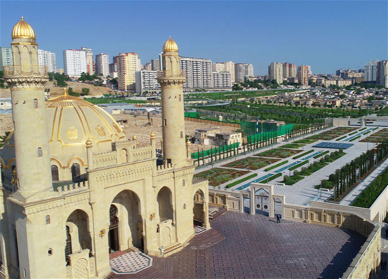 Təzə Pir məscidində bayram namazı qılınır