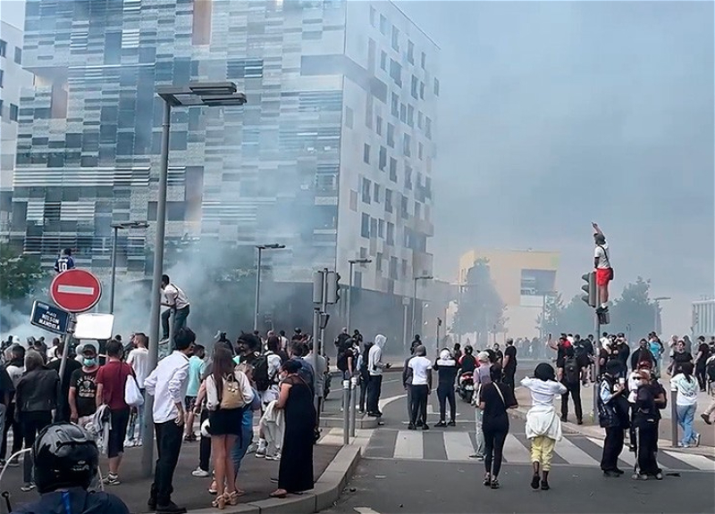 Протестующие в пригороде Парижа разбили окна в офисных зданиях, сожгли автомобили - ОБНОВЛЕНО