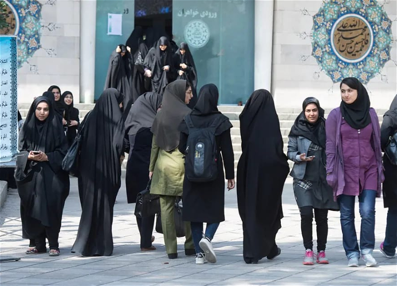 Студенток в Иране отстраняют от занятий в университетах за отказ носить хиджаб