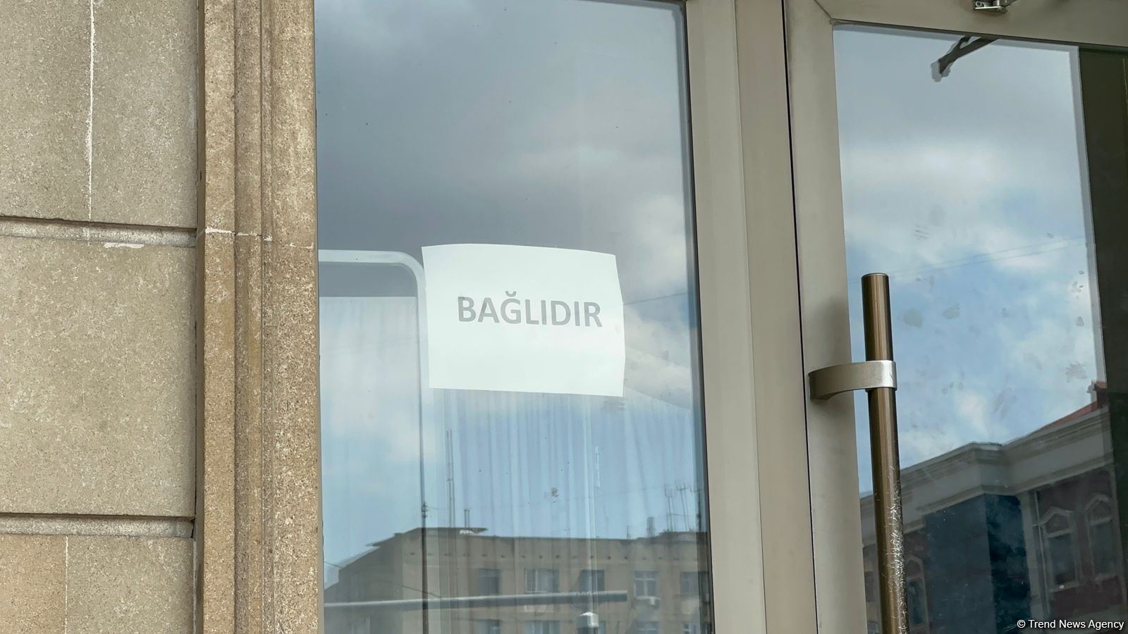Тренд закрыт. Закрыто в медучреждениях. Больницы в Баку. Медицинский центр Эстет Clinics фото здания.