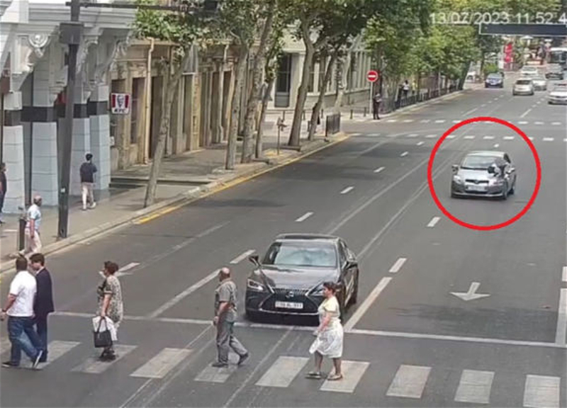 В Баку автомобиль сбил женщину, которая не воспользовалась переходом - ВИДЕО