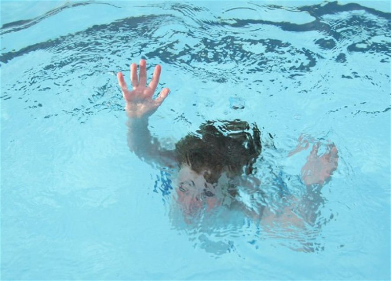 В бакинском фитнес-центре утонула трехлетняя девочка