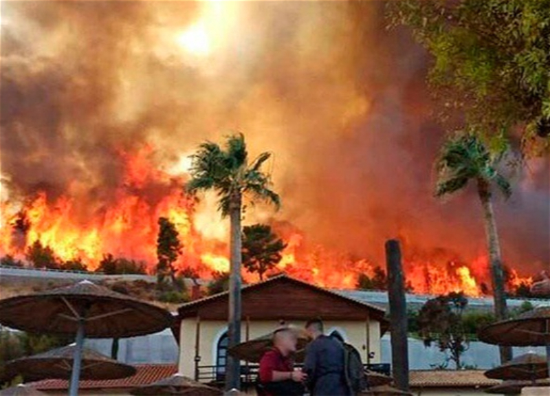 На греческом Родосе эвакуируют десятки тысяч человек из-за сильных пожаров