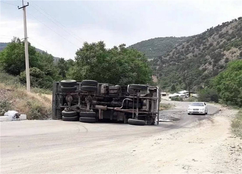 В Кяльбаджаре автомобиль с военнослужащими попал в аварию, есть погибший
