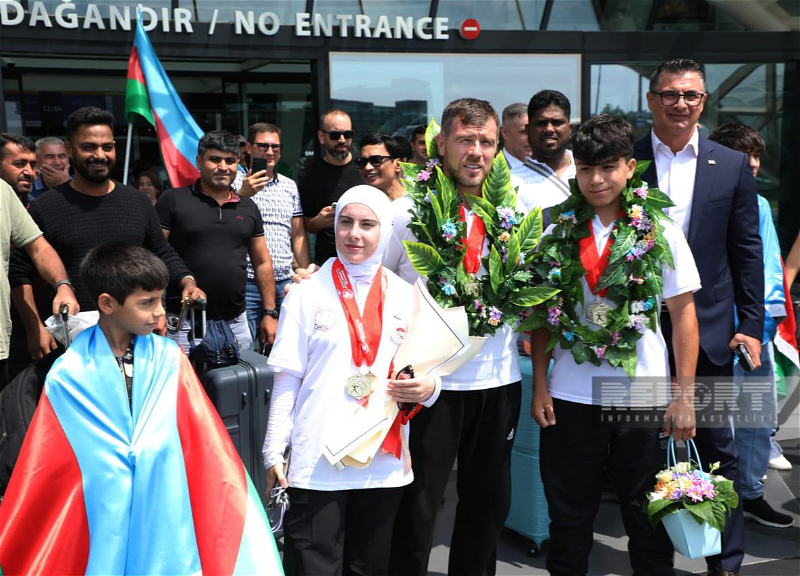 Завоевавшие в Японии медали азербайджанские каратисты вернулись на родину - ФОТО