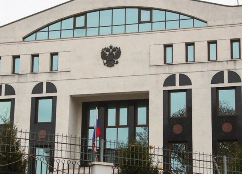 В Кишиневе мужчина на автомобиле протаранил ворота посольства России
