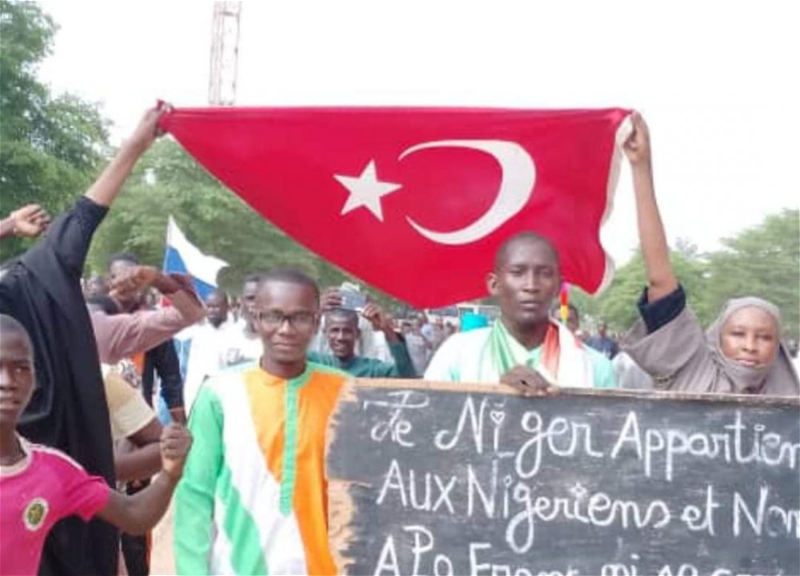 В Нигере на митингах против неоколониализма развернули флаг Турции - ФОТО - ВИДЕО