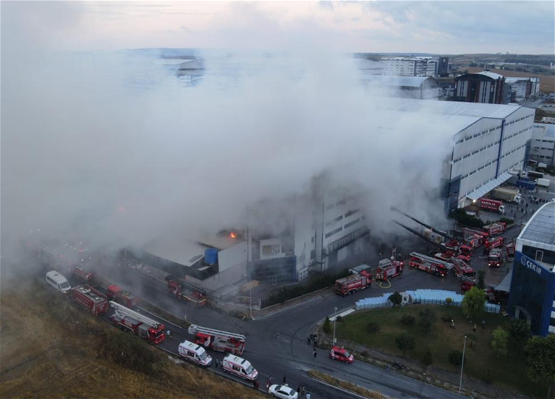 На фабрике в Стамбуле вспыхнул пожар – ФОТО