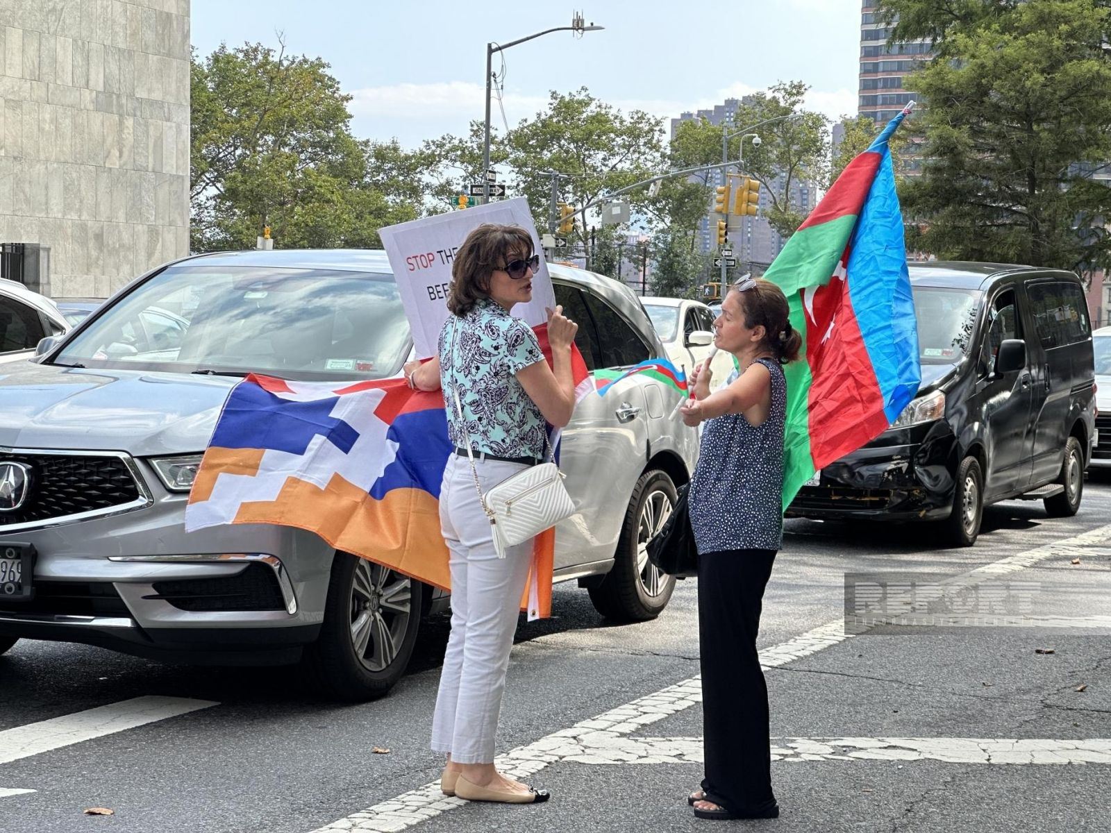 Группа армян напала на наших соотечественников, проводивших мирную акцию  протеста перед штаб-квартирой ООН - ФОТО - ВИДЕО | 1news.az | Новости