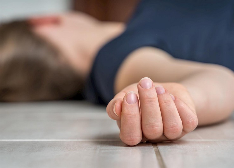 В Гяндже 24-летняя девушка выпала с пятого этажа