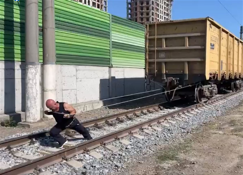 62-летний азербайджанец попал в Книгу рекордов Гиннесса, протащив три вагона – ВИДЕО