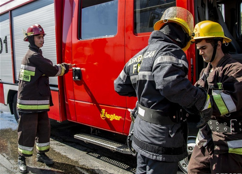В Баку произошел пожар в многоэтажном доме