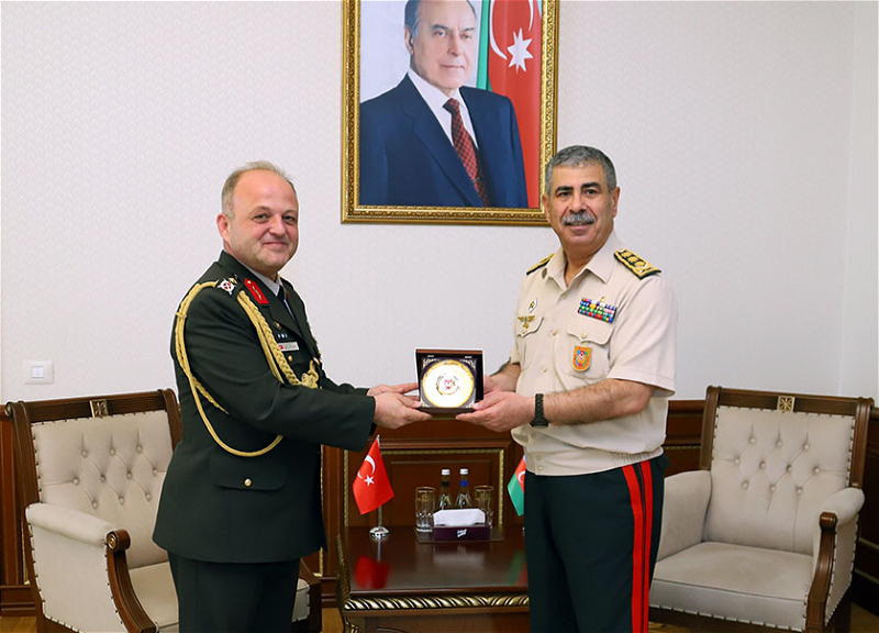 Министр обороны Азербайджана принял нового военного атташе Турции