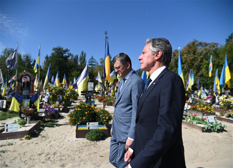 Blinken ukraynalı hərbçilərin məzarlığını ziyarət edib