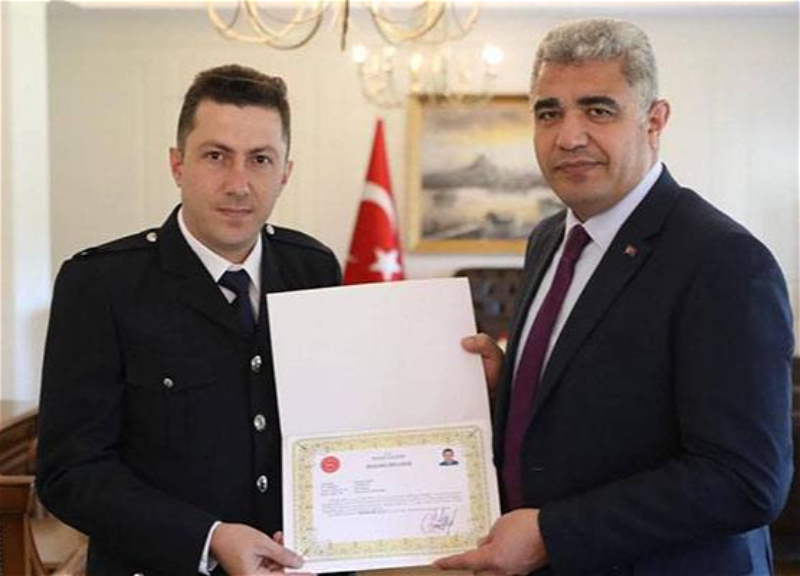 Турецкий полицейский, поцеловавший флаг Азербайджана, получил награду – ВИДЕО