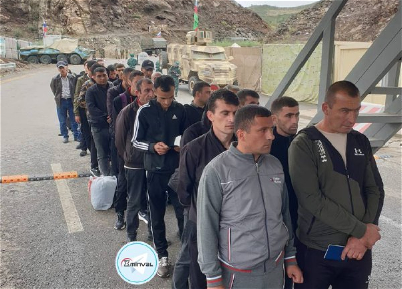Армянские мужчины покидают Карабах - ФОТО