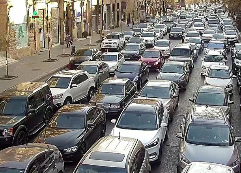 Bakının bir sıra yollarında nəqliyyatın sıxlığı yaranıb