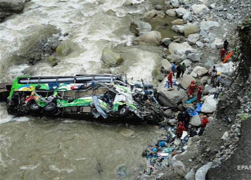 В Перу в результате падения автобуса с обрыва погибли 24 человека