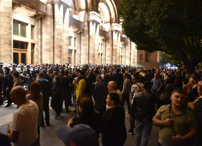 К центру Иревана опять стекаются протестующие