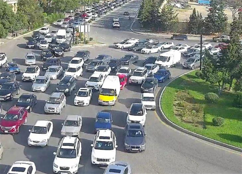 Bakının bir sıra yollarında tıxac yaranıb