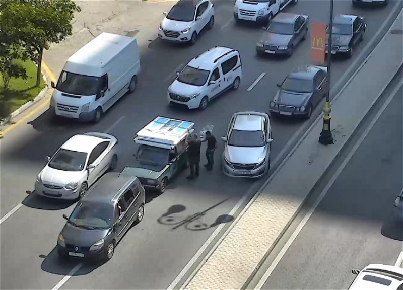 Bakıda yol qəzası baş verib, sıxlıq yaranıb