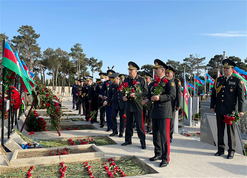 В День памяти руководящий состав Министерства обороны посетил могилы шехидов - ФОТО