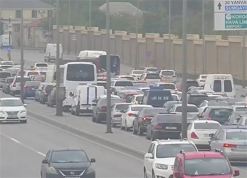 Bakının bir sıra yollarında tıxac yaranıb - SİYAHI