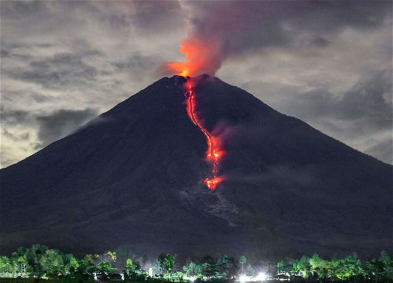В Индонезии началось извержение вулкана Семеру - ВИДЕО