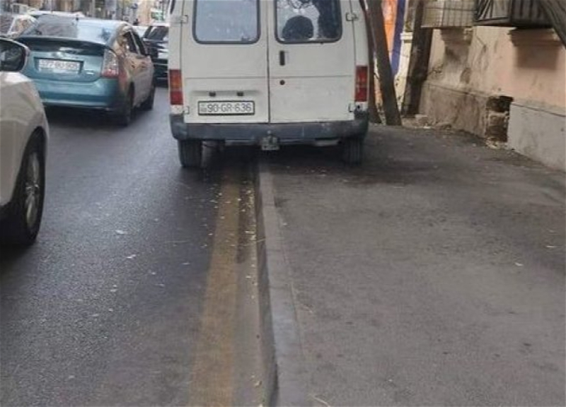 В Баку наказаны водители, припарковавшие автомобили на тротуаре - ФОТО