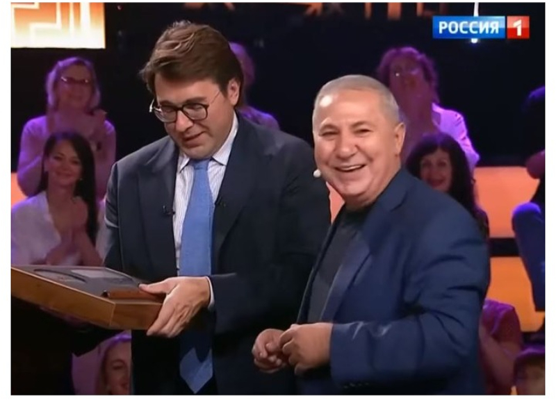 Алихан Самедов подарил Андрею Малахову балабан в эфире канала «Россия 1» - ВИДЕО
