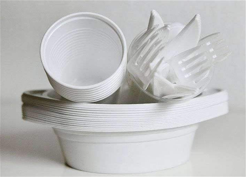 В Азербайджане запретили импорт одноразовой пластиковой посуды