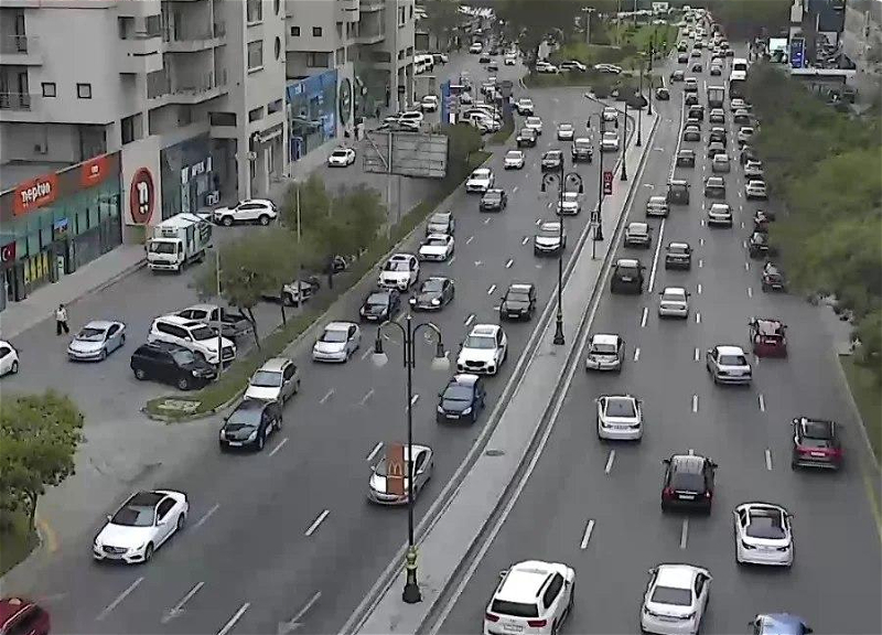 Bakının bir sıra yollarında tıxac yaranıb - SİYAHI