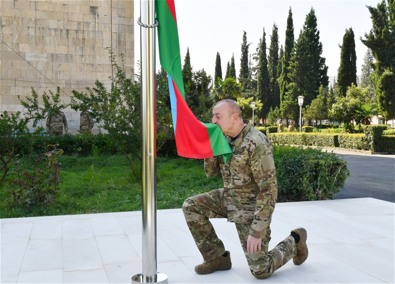 Ильхам Алиев поднял Государственный флаг Азербайджанской Республики в городе Агдере - ФОТО