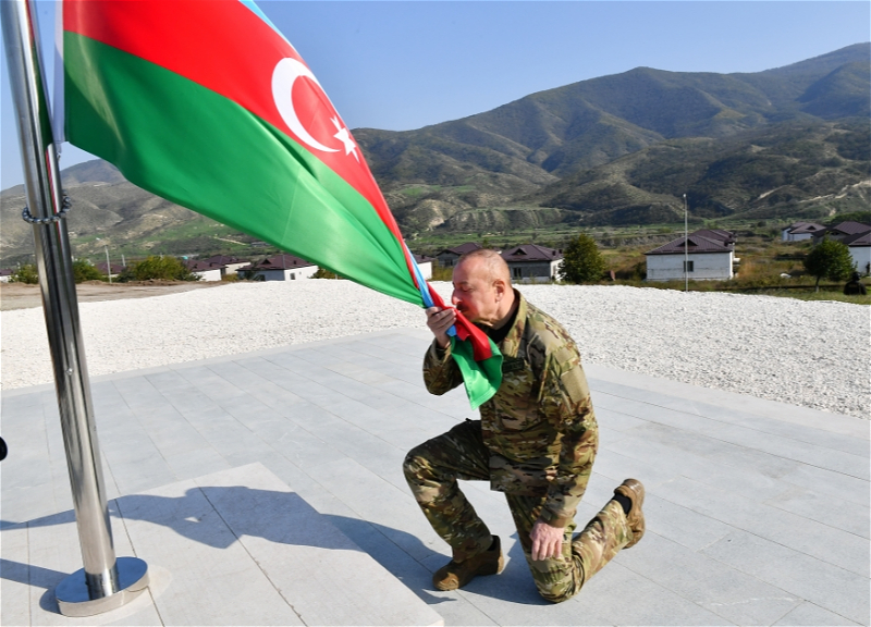 Президент Ильхам Алиев поднял Государственный флаг Азербайджана в городе Ходжалы - ФОТО