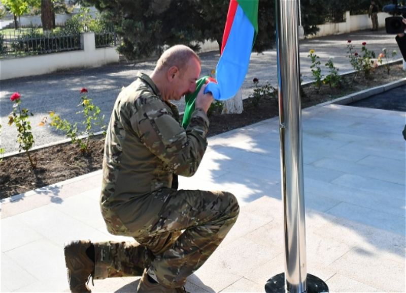 В поселке Аскеран Ходжалинского района поднят Государственный флаг Азербайджана - ФОТО