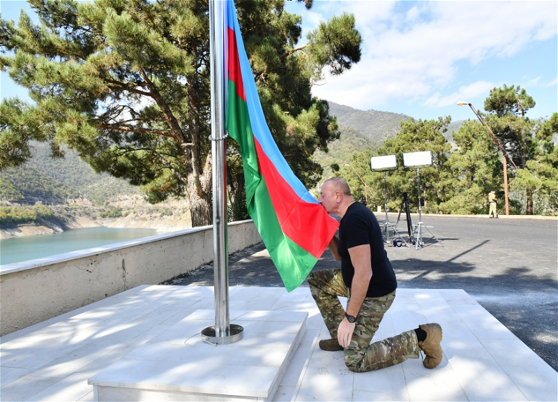 Ильхам Алиев водрузил Государственный флаг Азербайджана на территории Сарсангского водохранилища - ФОТО