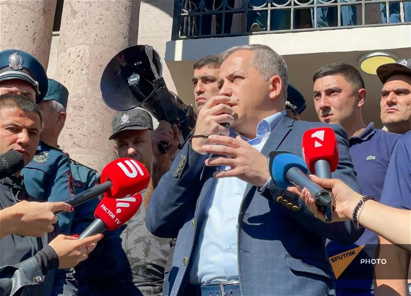 Самвел Шахраманян пытается успокоить толпу: «Нагорный Карабах не упразднен»