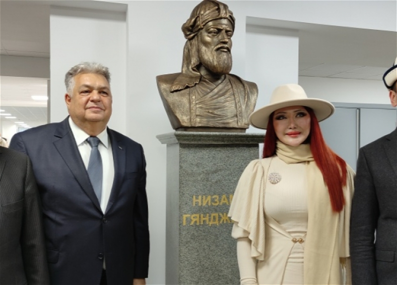 В Бишкеке открыли памятник Низами Гянджеви - ФОТО