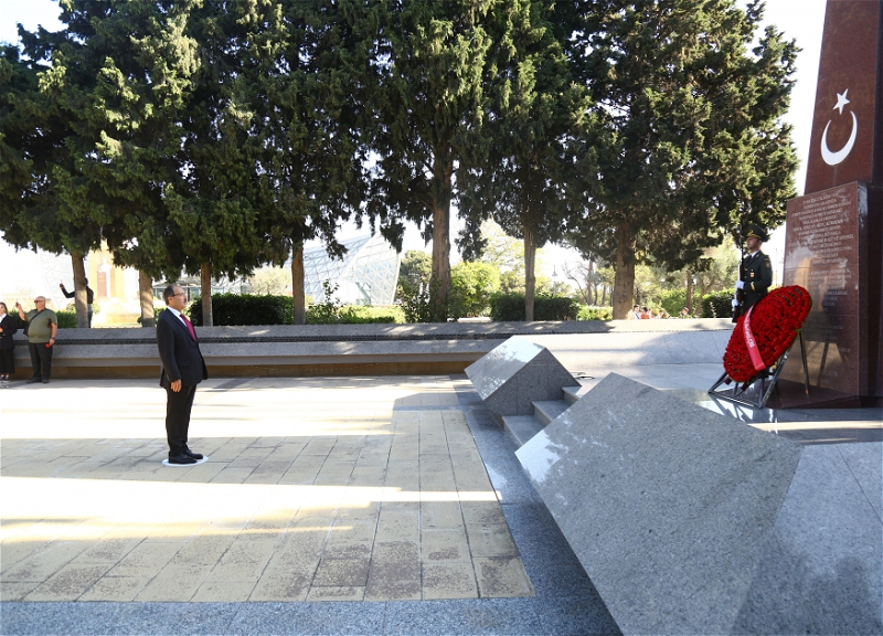 По случаю 100-летия Турецкой Республики были посещены монумент в честь турецких воинов и Шехидляр хиябаны - ФОТО