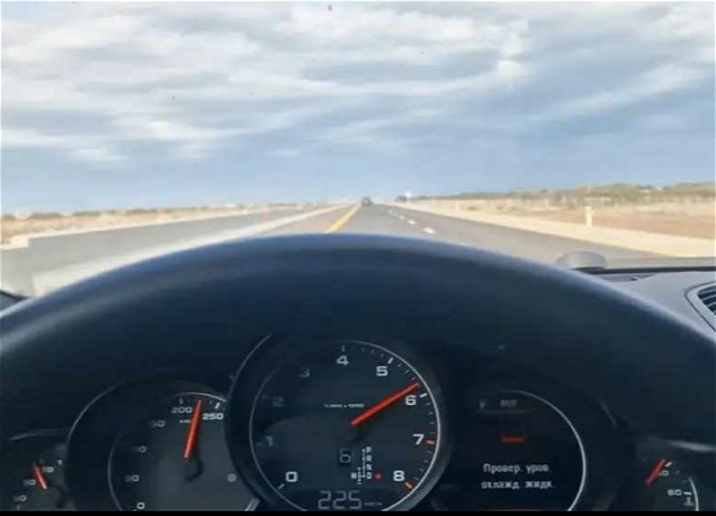 Гонки на платной дороге Баку- Губа-Россия: едут со скоростью 230 км/ч – ФОТО
