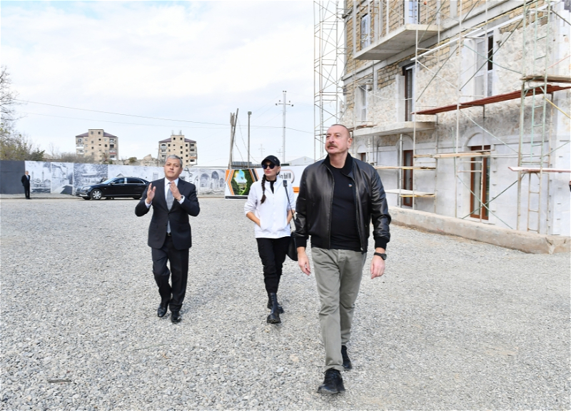 Ильхам Алиев и Мехрибан Алиева ознакомились в Шуше со строительством жилого комплекса из 23 зданий - ФОТО