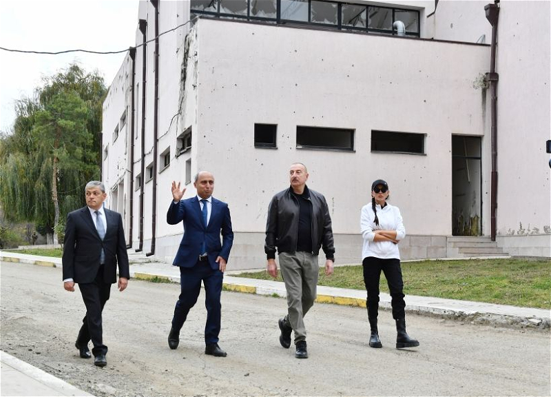 Ильхам Алиев и Мехрибан Алиева осмотрели здание профессиональной школы и колледжа в Шуше - ФОТО