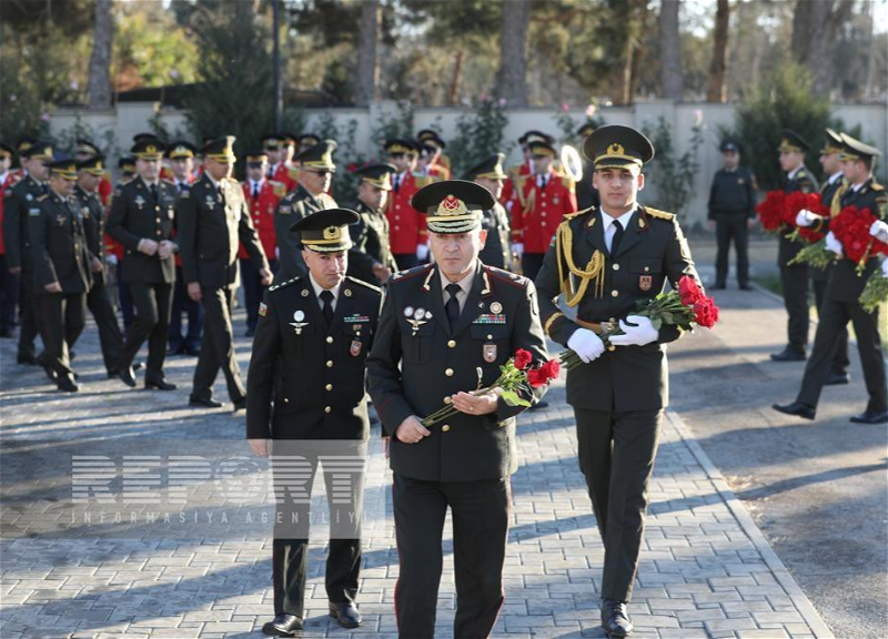 Müdafiə Nazirliyinin şəxsi heyəti Zəfər Günü ilə bağlı İkinci Şəhidlər xiyabanını ziyarət edib - FOTO