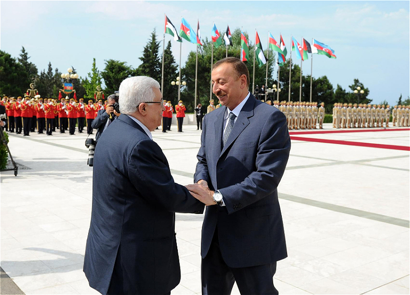 Президент Азербайджана поздравил палестинского коллегу с национальным праздником
