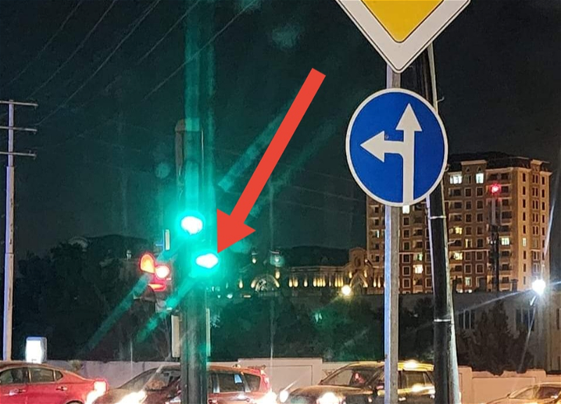 Казус на дороге в Баку: Светофор разрешает поворот, а знак запрещает – ФОТО
